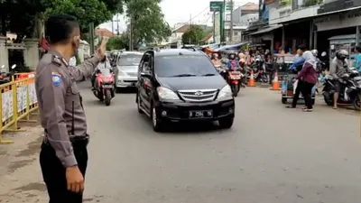 Polisi sedang mengatur lalu lintas di alun-alun Singaparna Kabupaten Tasikmalaya. Tampak dalam foto, kendaraan flat nomor B sedang melintas. (dok)