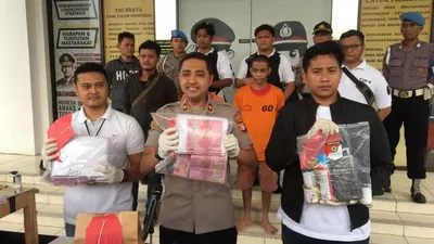 Polres Tangerang Selatan berhasil mengamankan dua pelaku pemalsuan mata uang di wilayah hukum kota Tangsel, Rabu (11/3). Foto: Republika/Abdurrahman Rabbani