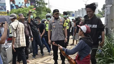 Polisi menertibkan warga yang masih berkerumun di Kabupaten Bogor. Itu dilakukan untuk mencegah penyebaran virus corona. Foto: dok  Polres Bogor