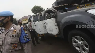 Kondisi mobil yang rusak akibat penyerangan di Polsek Ciracas, Jakarta, Sabtu, (29/8/2020). [Suara.com/Angga Budhiyanto]