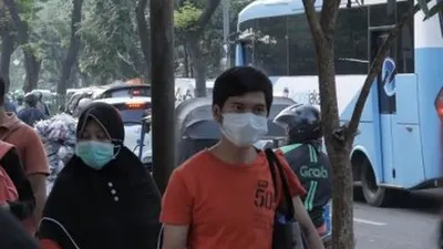 Ilustrasi - sejumlah warga mengenakan masker untuk mencegah paparan polusi udara di DKI Jakarta (Suara.com/Peter Rotti)
