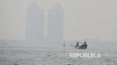 Sebagai Ilustrasi: Perahu nelayan berlayar di perairan Teluk Jakarta dengan latar kabut asap polusi yang menyelimuti Kota Jakarta. (FOTO : Yogi Ardhi/Republika)
