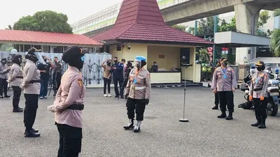 Merayakan Hari Kartini (Selasa, 21/4/2020), Korps Polisi Wanita atau Polwan Polri menggelar bakti sosial dengan sasaran masyarakat kecil yang paling terdampak COVID-19.
