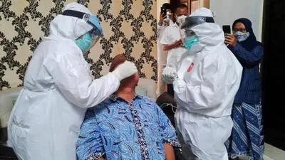 Tim medis melakukan tes untuk mendeteksi usap Covid-19 di kluster ponpes Kecamatan Gempol, Kabupaten Cirebon. (ist)