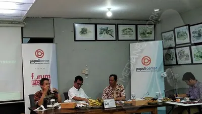 peneliti Populi Center, Jefri Ardiansyah dalam konferensi pers di kantor Populi Center, Slipi, Jakarta Barat, Senin (14/10/2019)/Ayojakarta.com