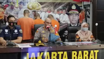 Kapolres Metro Jakbar, Kombes Audie S Latuheru dan Komisioner Komisi Perlindungan Anak Indonesia (KPAI) Putu Elvina, serta Kasat Reskrim Polres Metro Jakbar, Kompol Teuku Arsya.  Foto: Akhmad Nursyeha