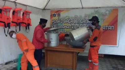 petugas sedang bertugas di posko siaga bencana di halaman Kantor Kelurahan Kembangan / beritajakarta.id