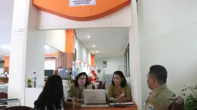 Dua Petugas dan 1 Pengawas Siaga di Posko Pengaduan Masyarakat Pemkot Jakpus