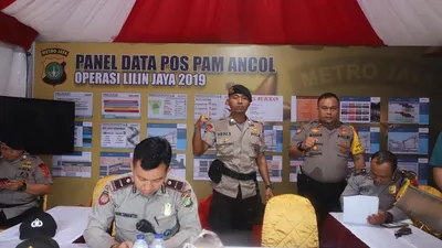 Petugas berjaga di Pos Pam Ancol (utara.jakarta.go.id)