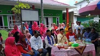 Bupati Kepulauan Seribu Husein Murad melakukan pengecekan bangunan Posyandu Mawar I Pulau Kelapa (pulauseribu.jakarta.go.id)