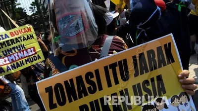 Aksi para orangtua murid yang menolak penerapan PPDB/Republika