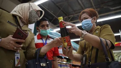 Dinas PPKUKM Provinsi DKI Jakarta berkolaborasi dengan BPOM dan PPNS Polda Metro Jaya menggelar pengawasan produk pangan di pusat perbelanjaan Kelapa Gading/dok: utara.jakarta.go.id