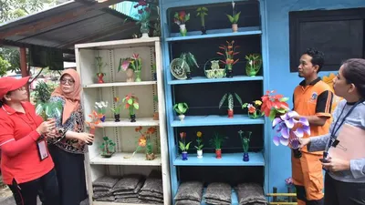 Para petugas PPSU Kelurahan Pondok Kelapa, Jakarta Timur, berhasil berinovasi memanfaatkan sampah plastik menjadi bunga hias buatan. (Dok. Kominfotik Jaktim)