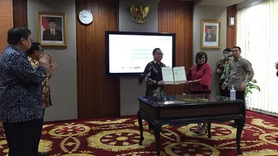 Presiden Direktur OVO, Karaniya Dharmasaputra bersama Direktur Eksekutif Manajemen Pelaksana Kartu Prakerja, Denny Purbasari  setelah menandatangani MoU mengenai Kartu Prakerja di Kantor Menko Perekonomian di Jakarta, Jumat (20/3/2020).