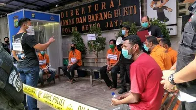Adegan pra rekonstruksi penyerangan yang dilakukan oleh kelompok John Kei di Mapolda Metro Jaya, Rabu (24/6).  Foto: Republika/Flori Sidebang
