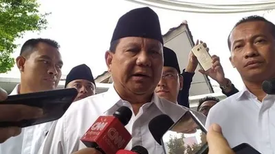 Menhan Prabowo Subianto melayat ke kediaman almarhum Gus Sholah, Senin (3/2/2020) pagi. (Suara.com/Stephanus Aranditio)