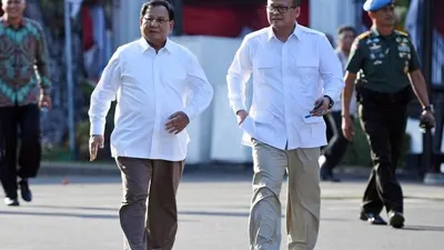 Prabowo Subianto bersama petinggi Partai Gerindra, Edhy Prabowo, saat tiba di Kompleks Istana Presiden, Jakarta (Senin, 21/10/2019)/Antara