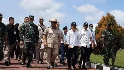 Menteri Pertahanan Prabowo Subianto dan Menteri Kesehatan Terawan Agus Putranto di Natuna. (Suara.com/Batamnews)