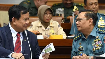 Menteri Pertahanan, Prabowo Subianto (kiri), berbincang dengan Sekretaris Jenderal Kemhan, Laksamana Madya TNI Agus Setiadji (kanan), menjelang rapat bersama Komisi I DPR RI, di Senayan, Jakarta, Senin (11/11/2019)/Antara