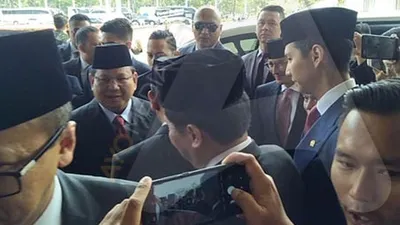 Prabowo Subianto dan Sandiaga Uno saat tiba di depan lobi Nusantara III Senayan, Jakarta, Minggu (20/10/2019)/Ayojakarta.com