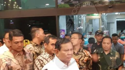 Ketua Umum Partai Gerindra, Prabowo Subianto di RSPAD Gatot Subroto usai menjenguk Menko Polhukam Wiranto/Ayojakarta.com