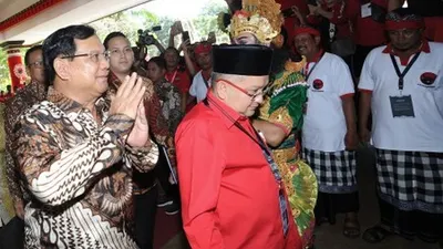 Ketua Umum Partai Gerindra Prabowo Subianto (kiri) berjalan memasuki ruangan Pembukaan Kongres V PDI Perjuangan di Sanur, Denpasar, Bali, Kamis (8/8/2019). Kongres V PDI Perjuangan akan diselenggarakan hingga 11 Agustus mendatang dengan mengambil tema