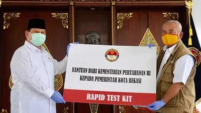 Menteri Pertahanan Prabowo Subianto menyerahkan bantuan untuk Bekasi yang diterima Wali Kota Bekasi Rahmat Effendi. (Foto: Humas Kemhan)