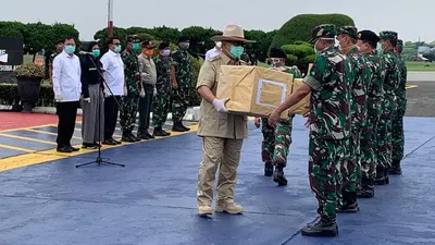 Menteri Pertahanan (Menhan), Prabowo Subianto, menyerahkan bantuan dari Pemerintah Republik Rakyat Tiongkok untuk penanganan Coronavirus Disease 2019 (COVID-19) di Indonesia, di Bandara Halim Perdana Kusuma, Jakarta Timur, Senin (23/3/2020).  (Dok. BNPB)
