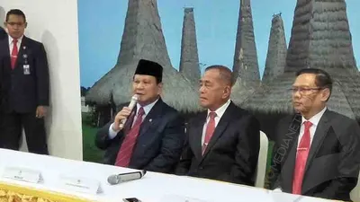 Menteri Pertahanan, Prabowo Subianto (kiri), dan mantan Menhan, Ryamizard Ryacudu (tengah), usai serah terima jabatan di kantor Kemhan, Jakarta, Kamis (24/10/2019)/Ayojakarta.com