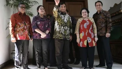 Ketua Umum PDI Perjuangan Megawati Soekarnoputri (kedua kanan) didampingi putra dan putri Puan Maharani (kedua kiri), Prananda Prabowo (kanan) serta Sekjen PDI Perjuangan Hasto Kristianto (kiri) menerima Ketua Umum Partai Gerindra Prabowo Subianto (tengah) di kediaman Jalan Teuku Umar, Jakarta, Rabu (24/7/2019). ANTARA FOTO/Puspa Perwitasari/hp.