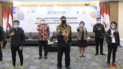 Menteri Koordinator Bidang Perekonomian Airlangga Hartarto bersama penerima manfaat Kartu Prakerja / instagram