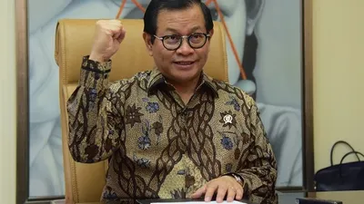 Seskab Pramono Anung dalam wawancara soal Hari Guru Nasional 2019, di ruang kerjanya Gedung III Kemensetneg, Jakarta, beberapa waktu lalu. (Humas Setkab/Deny S)