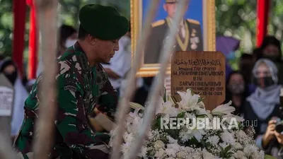 KSAD Jendral Andika Perkasa menyimpan karangan bunga di atas makam mantan KSAD Jendral TNI (Purn) Pramono Edhie Wibowo di Taman Makam Pahlawan Kalibata, Jakarta, Minggu (14/6/2020). Mantan KSAD Jendral TNI (Purn) Pramono Edhie Wibowo meninggal dunia pada Sabtu (13/6) sekitar pukul 19  Foto: Republika/Thoudy Badai