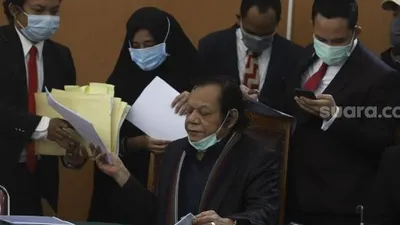 Tim kuasa hukum Habib Rizieq Shihab mempersiapkan berkas persidangan praperadilan di Pengadilan Negeri Jakarta Selatan, Senin (4/1/2021). [Suara.com/Angga Budhiyanto]