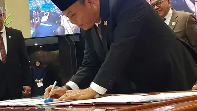 Ketua DPRD DKI Jakarta Prasetyo Edi Marsudi saat menandatangani Kebijakan Umum APBD (KUA) dan Prioritas Plafon Anggaran Sementara (PPAS) Perubahan APBD Provinsi DKI Jakarta Tahun Anggaran 2020 (Ayojakarta.Com/Aprilia Rahapit)