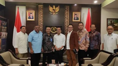 Menteri Sekretaris Negara, Pratikno (empat dari kiri), ketika menerima kedatangan Panitia HPN 2020 di kantornya, Jakarta Pusat, Senin (27/1/2020). (Dok. Humas HPN 2020)