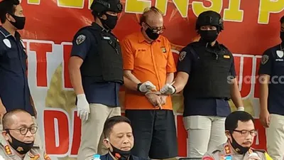 Direktorat Reserse Kriminal Umum Polda Metro Jaya mengungkap kasus eksploitasi secara ekonomi dan atau seksual (child sex groomer) terhadap 305 anak di bawah umur yang dilakukan seorang warga negara Perancis bernama Francois Abello Camille alias FAC (65). (Suara.com/M. Yasir)