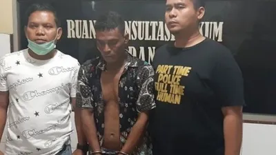 JU alias GA langsung diborgol polisi karena menantang dan memaki-maki anggota polisi. (ist).