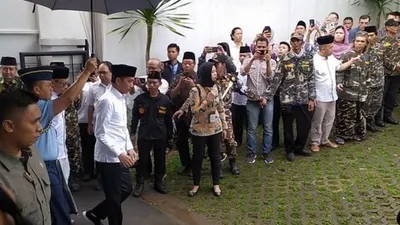 Presiden Joko Widodo (Jokowi) melayat ke rumah almarhum Salahuddin Wahid atau biasa dipanggil Gus Sholah. (Suara.com/Stephanus)