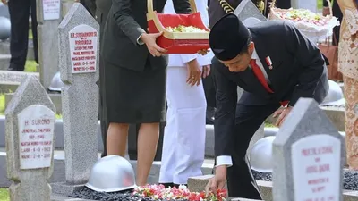 Jokowi Inspektur Upacara Hari Pahlawan di TMP Kalibata