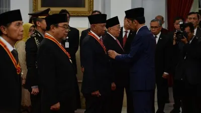 Presiden Joko Widodo menyerahkan Tanda Kehormatan Republik Indonesia di Istana Negara, Jakarta, Kamis (15/8). Pemerintah memberikan tanda kehormatan yakni Bintang Mahaputera Utama, Bintang Mahaputera Naraya, Bintang Jasa Utama, Bintang Jasa Pratama, Bintang Jasa Naraya dan Bintang Budaya Parama Dharma kepada 28 orang tokoh,pengusaha,akademisi,pejabat dan mantan pejabat negara. (Foto: Republika/Edwin Dwi Putranto)