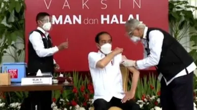 Wakil dokter Kepresidenan dokter Abdul Muthalib saat menyuntik Presiden Joko Widodo, Rabu (13/1/2021). (Dok: YouTube Sekretariat Presiden)