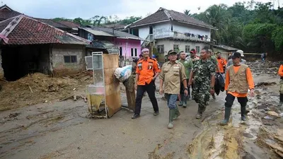 Presiden PKS, Sohibul Imam mendatangi daerah terisolir akibat banjir dan longsor di Bogor. (Humas DPP PKS)