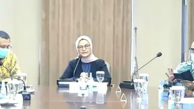 Direktur Operasi Bio Farma Rahman Roestan (kiri), Kepala BPOM Penny Lukito (tengah) dan Ketua Uji Klinis Fase III vaksin Covid-19 Sinovac, Kusnandi Rusmil (kiri) dalam konferensi pers progres uji klinis tahap III vaksin Covid-19 dari Sinovac Biotech di gedung Bio Farma Bandung, Kamis (26/11/2020) / Nur Khansa Ratnawati