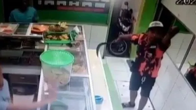 Tangkapan layar aksi premanisme dilakukan oknum ormas menggunakan senjata tajam memeras warga di warung Jalan Haji Kelik, Srengseng, Jakarta Barat, yang viral di media sosial, Rabu (16/12/2020) (istimewa)