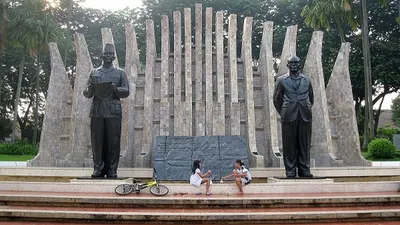 Tempat warisan sejarah dan cagar budaya berikut mengisahkan perjuangan kemerdekaan Indonesia sampai peristiwa proklamasi. Peran serta rakyat Indonesia dan tokoh nasional melebur menjadi situs dan dijadikan destinasi wisata. (Ayojakarta.com/ Wikimedia/Gunawan Kartapranata)