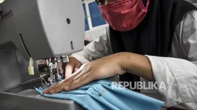 produksi masker berbahan kain  Foto: ABDAN SYAKURA/REPUBLIKA