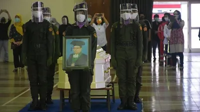 Pimpinan dan civitas akademika Undip mengikuti upacara persemayaman almarhum Guru Besar Undip dari Fakultas Kedokteran Prof. Dr. dr. Ag. Soemantri, SpAK. S.Si di gedung auditorium kampus Undip Peleburan, Selasa (22/9/2020). (dok)