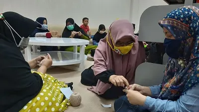 Warga saat merajut konektor masker dan masker di perpustaan Purwakarta. (Ayopurwakarta/Dede Nurhasanudin)