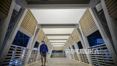 Warga menggunakan masker berjalan melintasi Jembatan Penyeberangan Orang (JPO) di kawasan Margonda, Depok, Jawa Barat, Senin (31/8/2020). Foto: Republika/Thoudy Badai